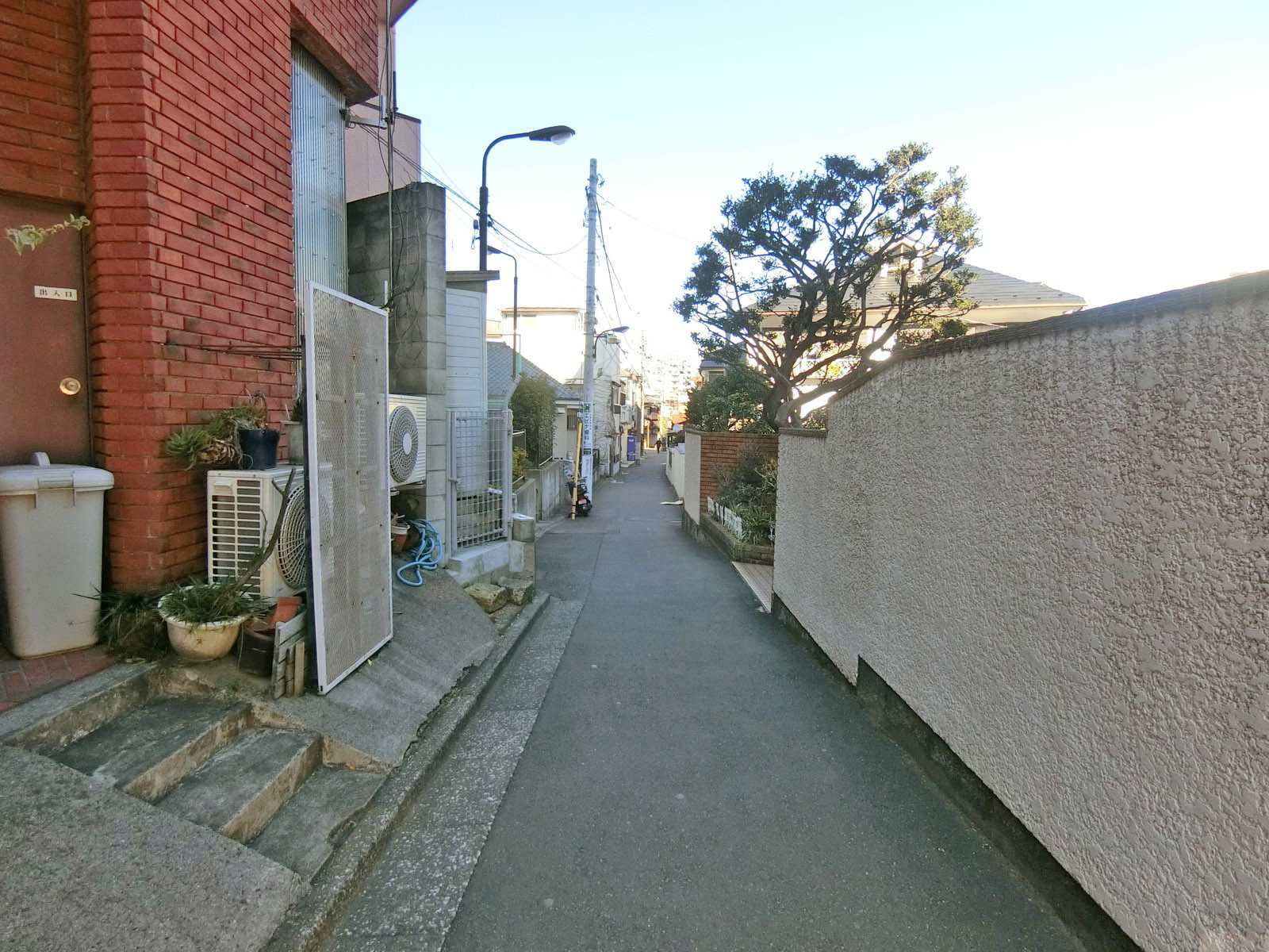 西早稲田ビル前面の通り