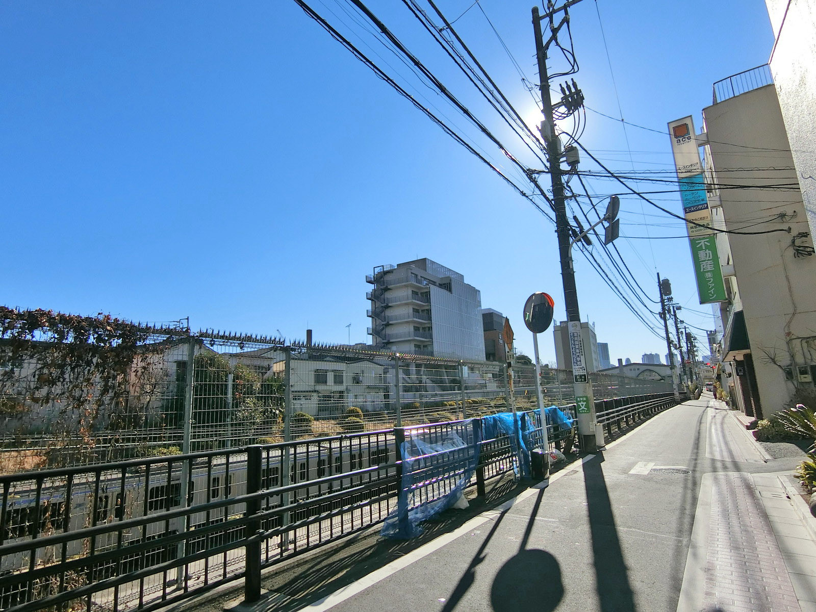 線路沿いに立地