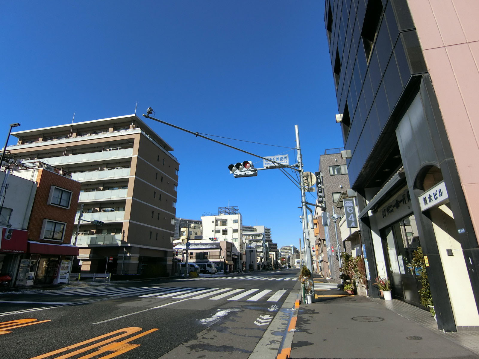 M・ウメハラビル前面の通り