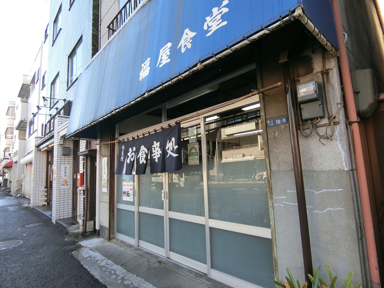 付近には飲食店もあり