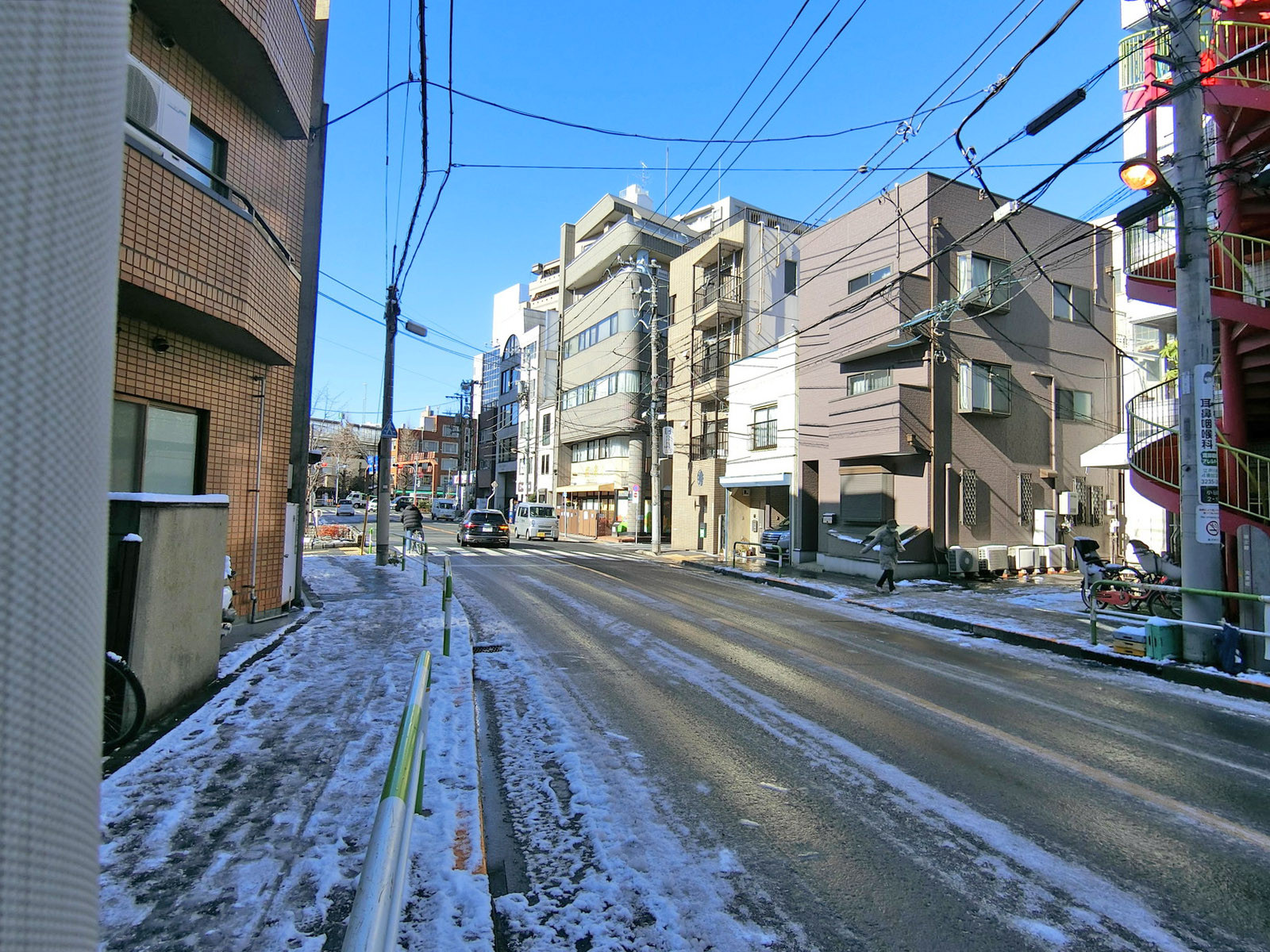 板倉ビル前面の通り