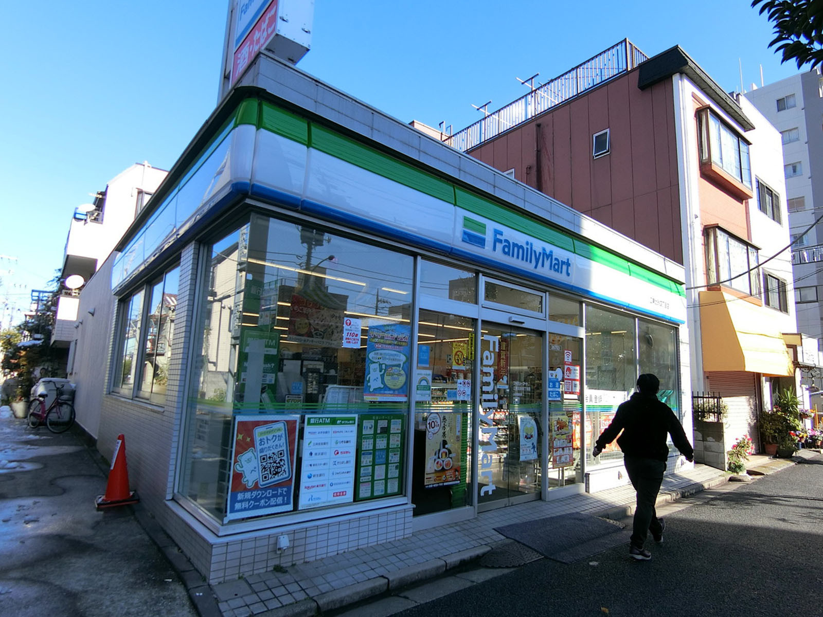 徒歩2分のファミリーマート