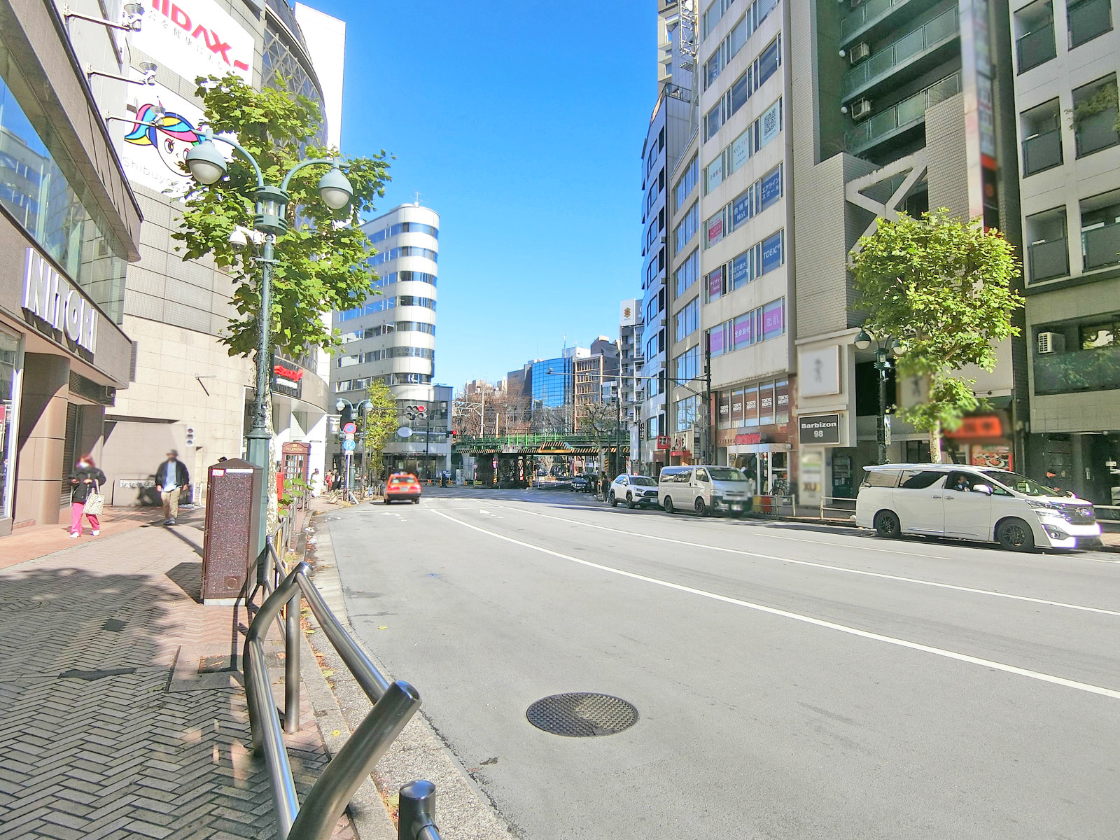 Barbizon98前面のファイヤー通り
