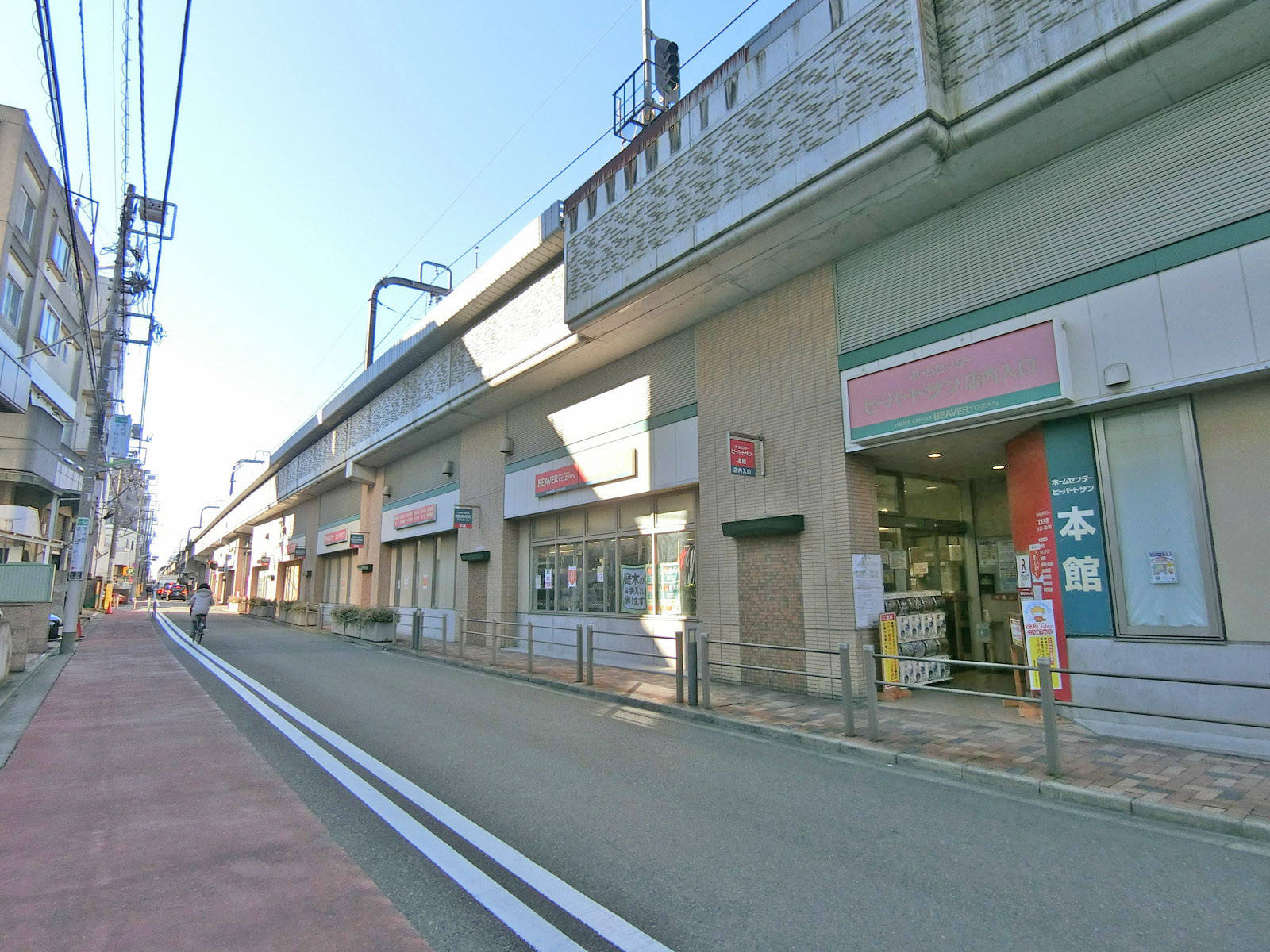 小田急線沿いに立地