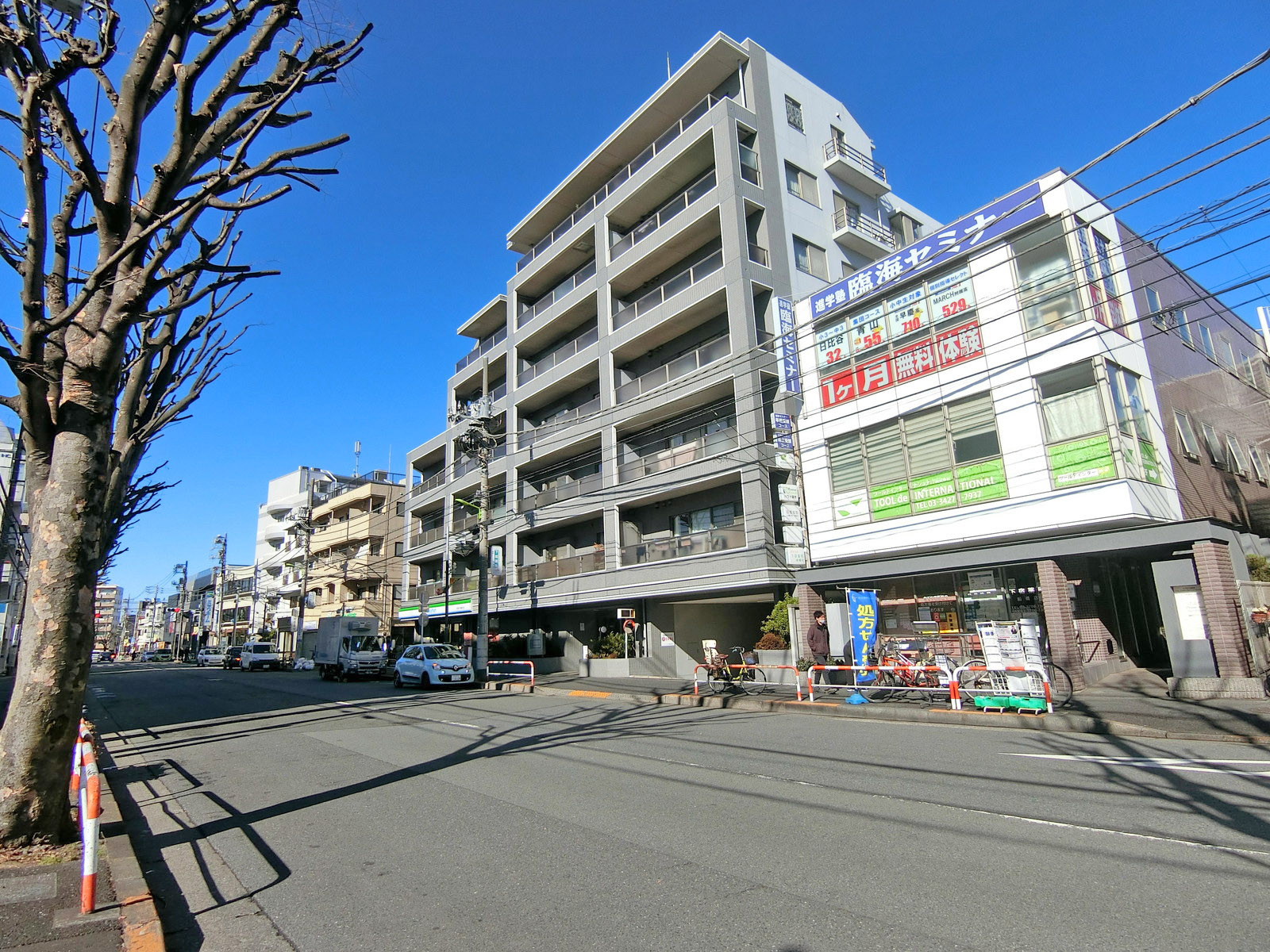 千歳通り沿いに立地