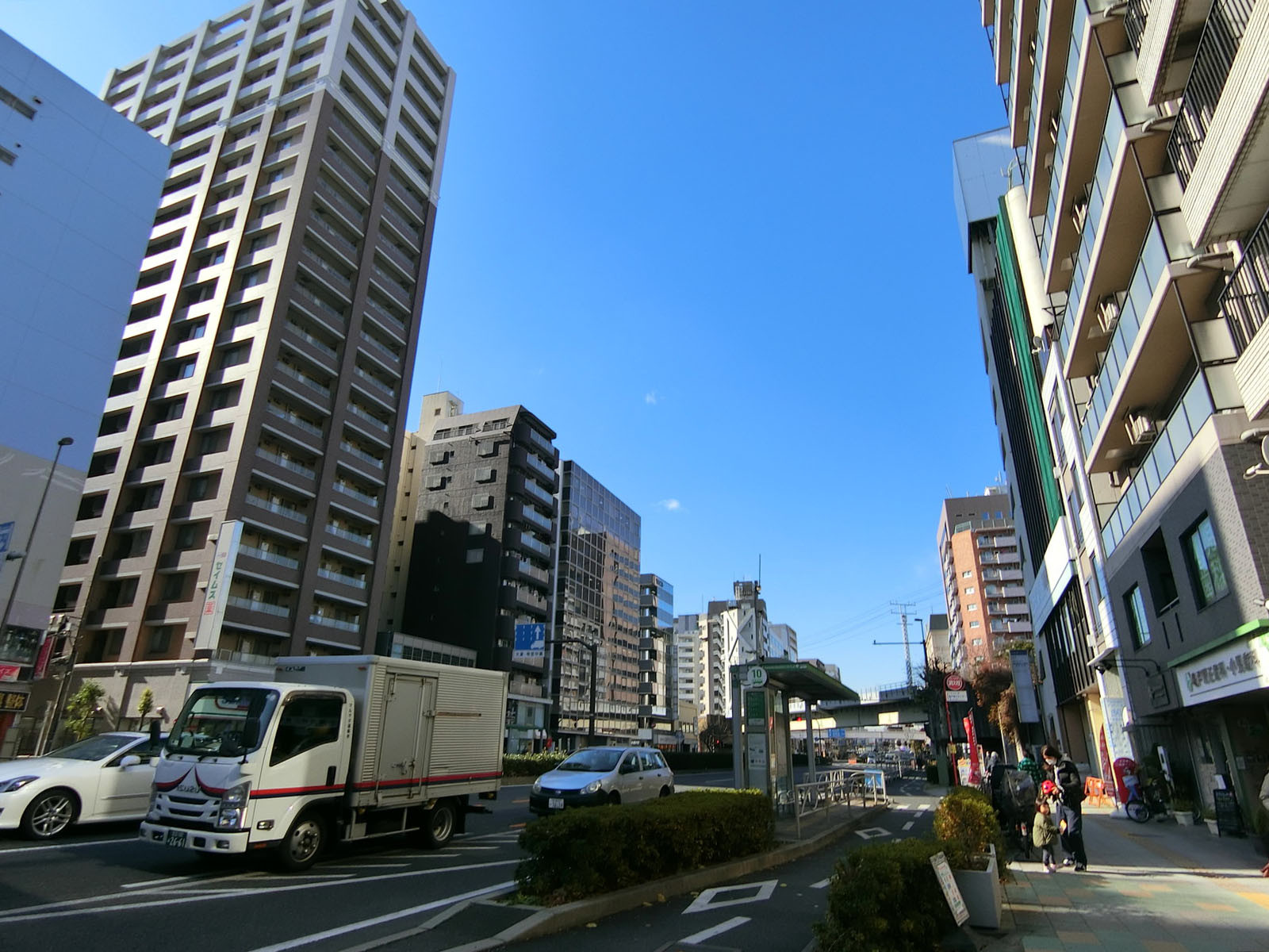 アズ亀戸ビル前面の京葉道路