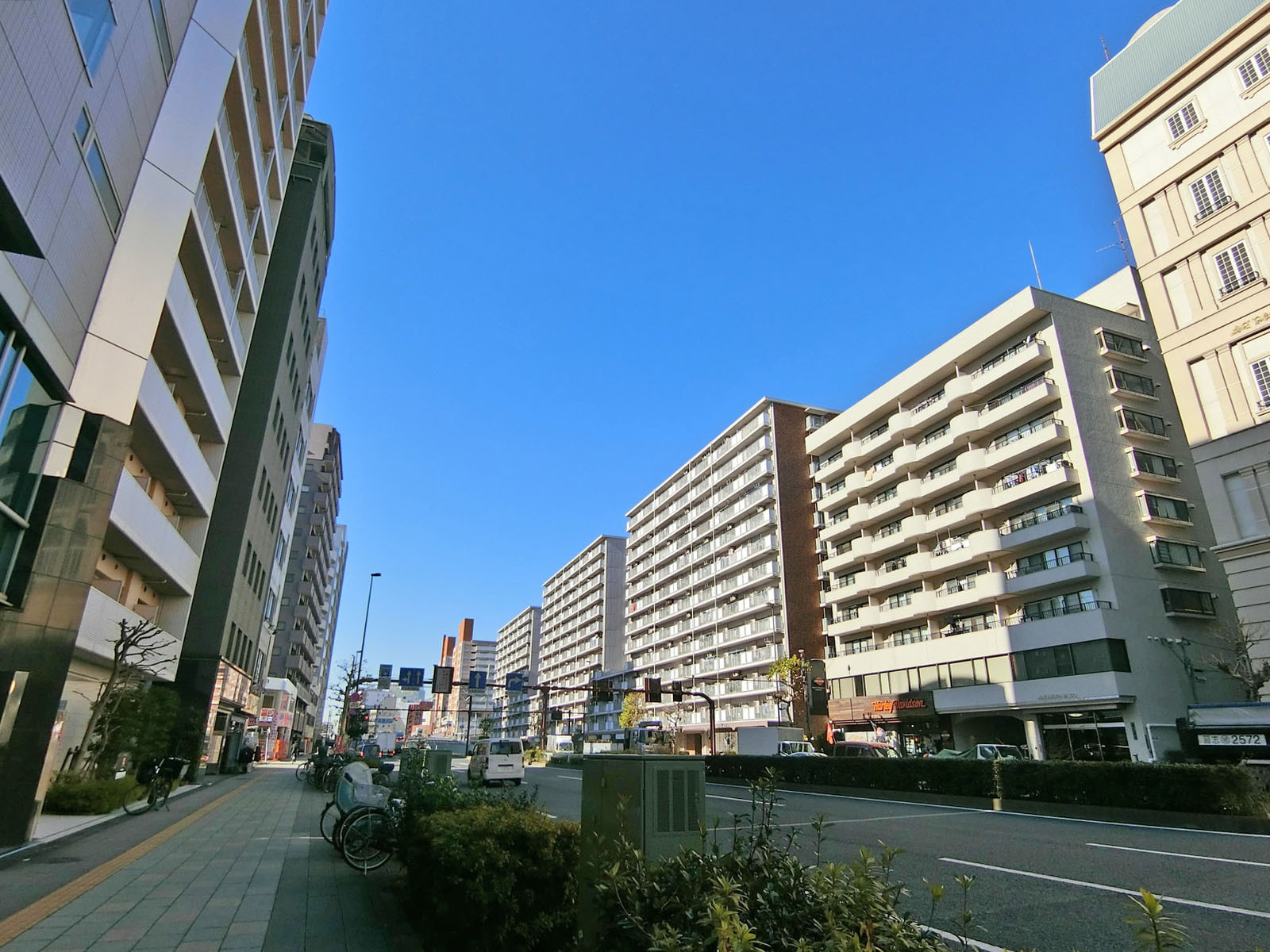 周辺は交通量が多いエリア