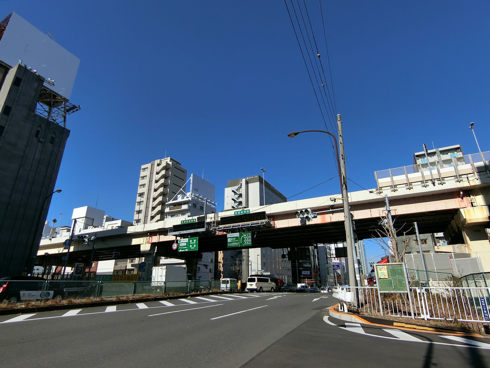 クアルト毛利ビル前面の四ツ目通り