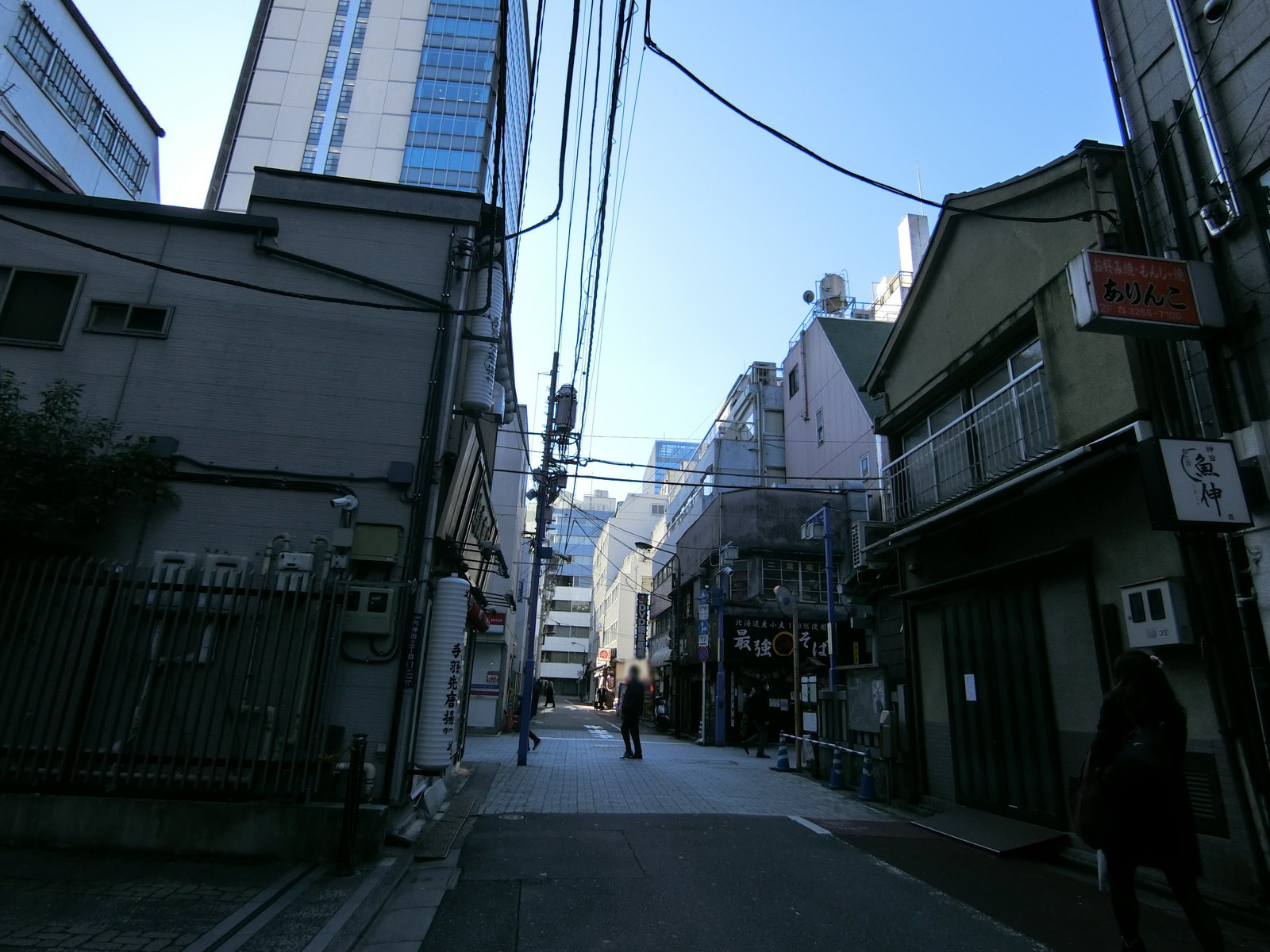 オフィスビル前面の通り