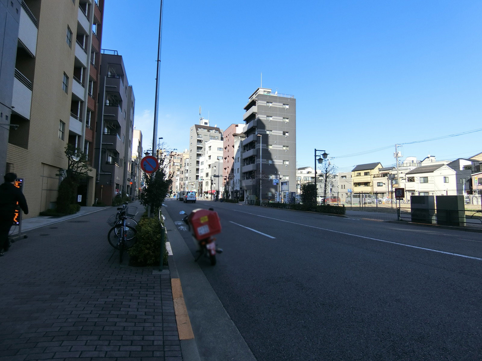 井門池之端ビル前面の不忍通り