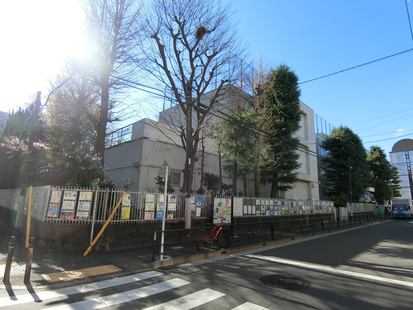 至近の文京区立柳町小学校