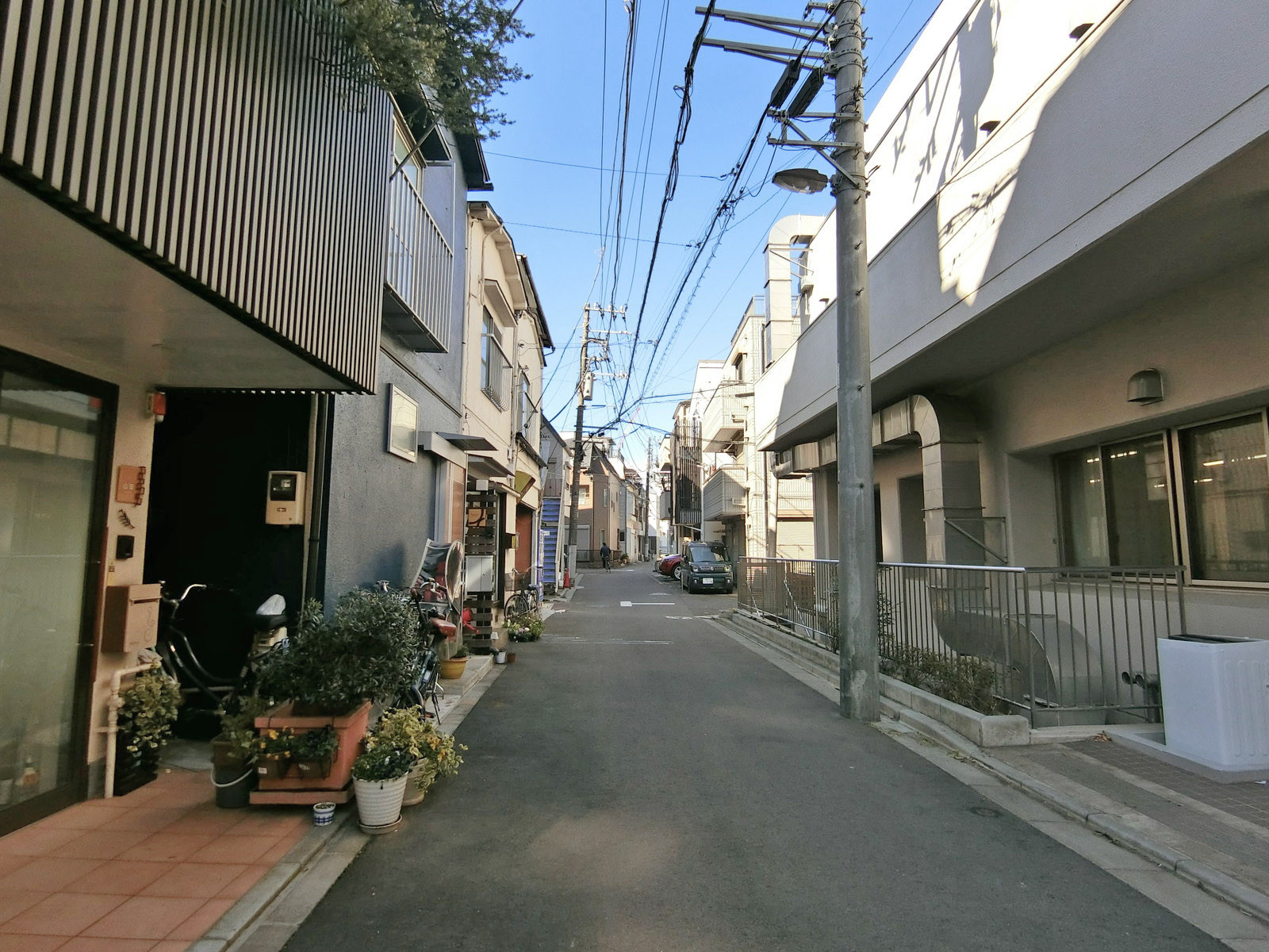 外山ビル前面の通り