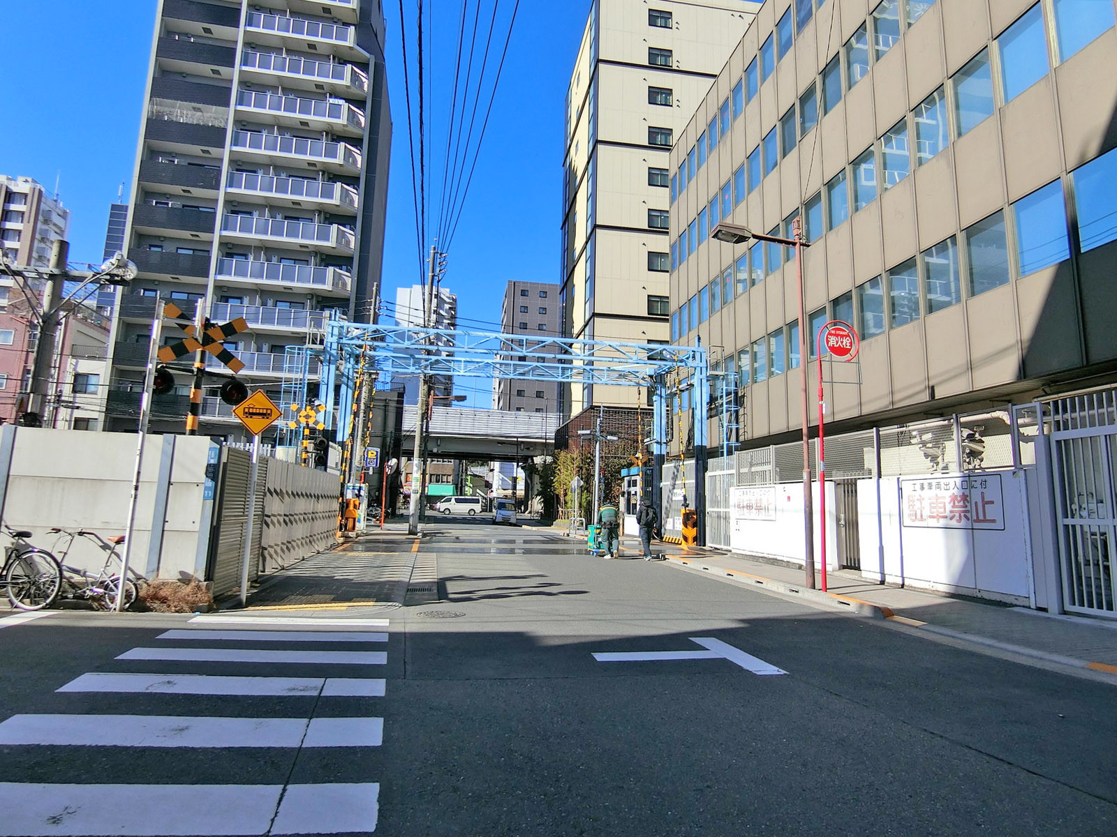 警察犬会館前面の通り