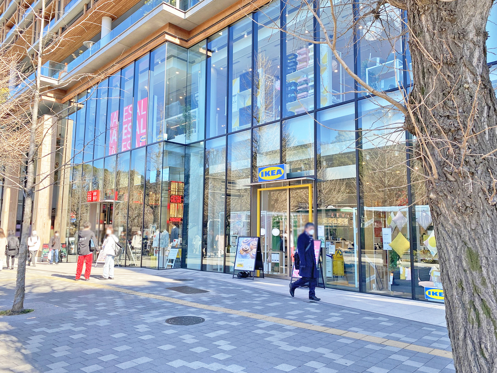 周辺は店舗の多いエリア
