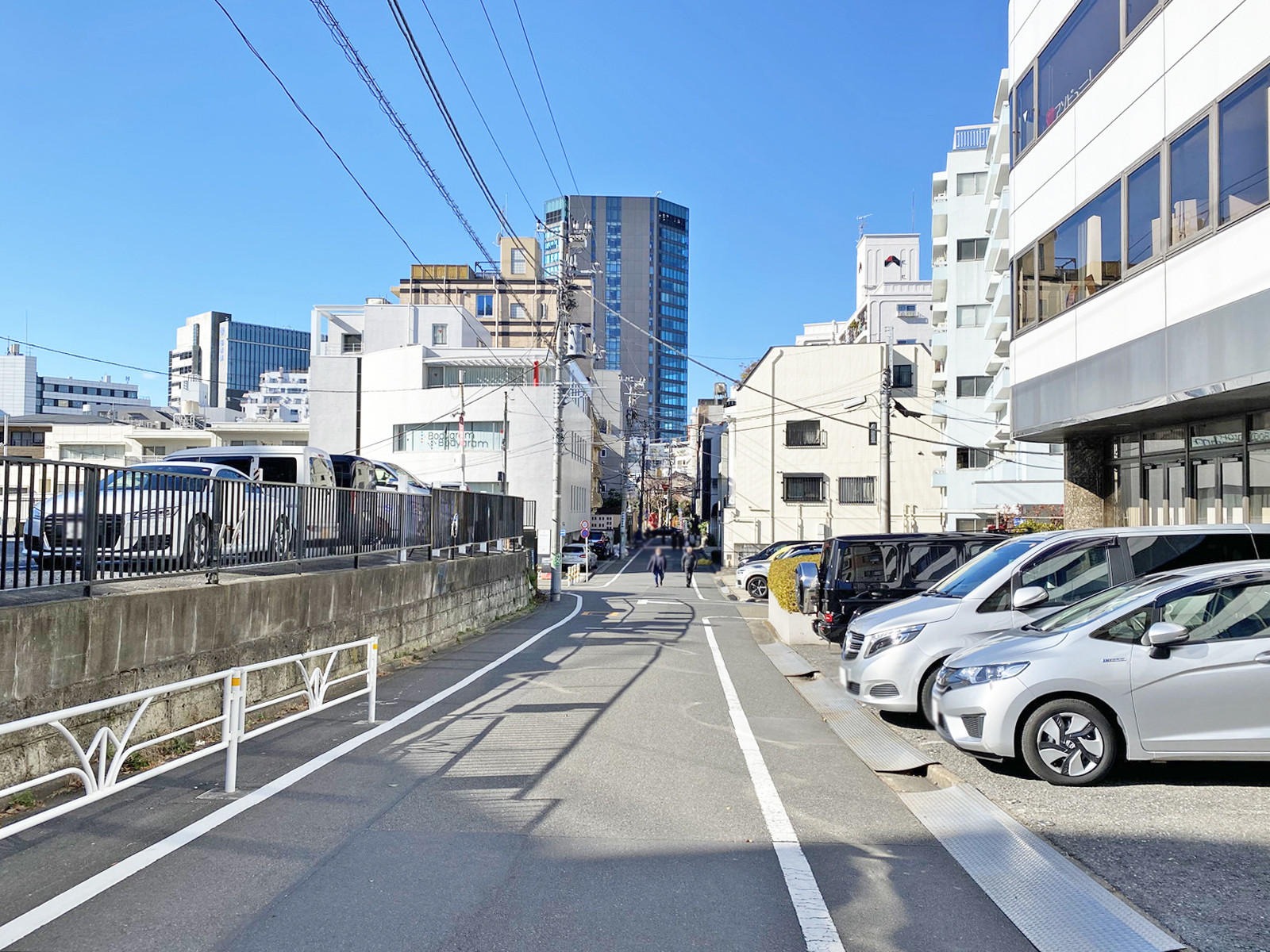 オーロラビル前面の通り