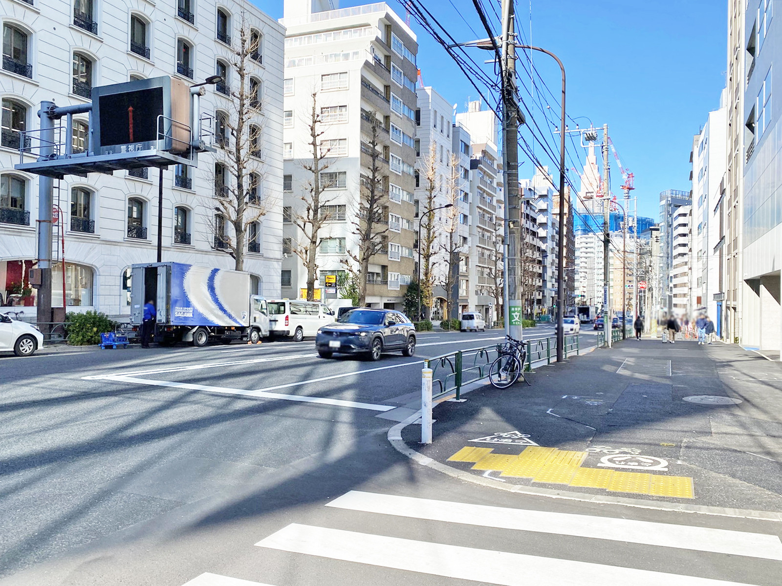 Barbizon8前面の明治通り