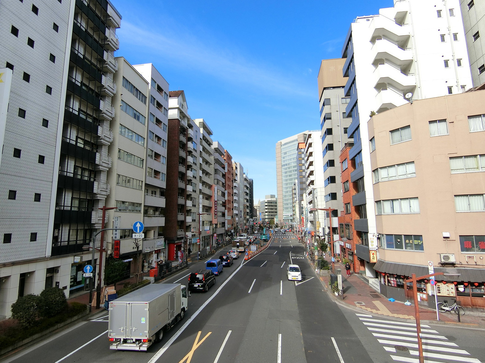 山京ビル 本館の目白通り
