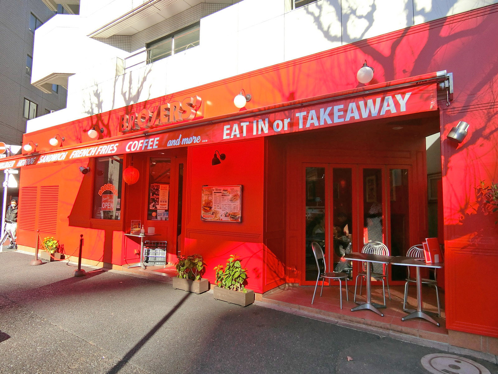 徒歩1分のブラザーズ新富町店