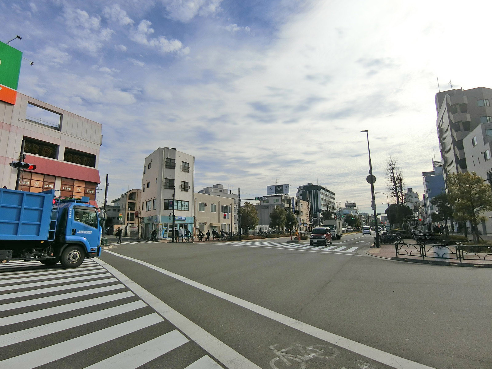 要町通り沿いに立地