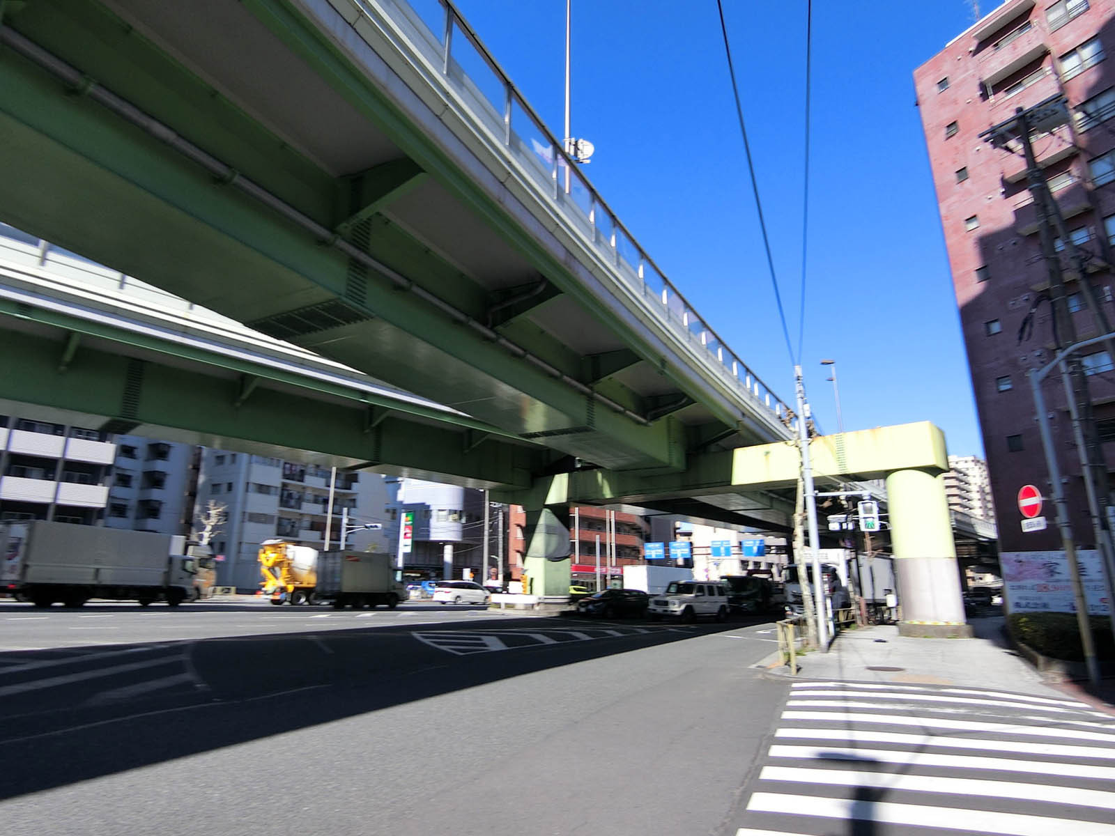 周辺は交通量の多いエリア