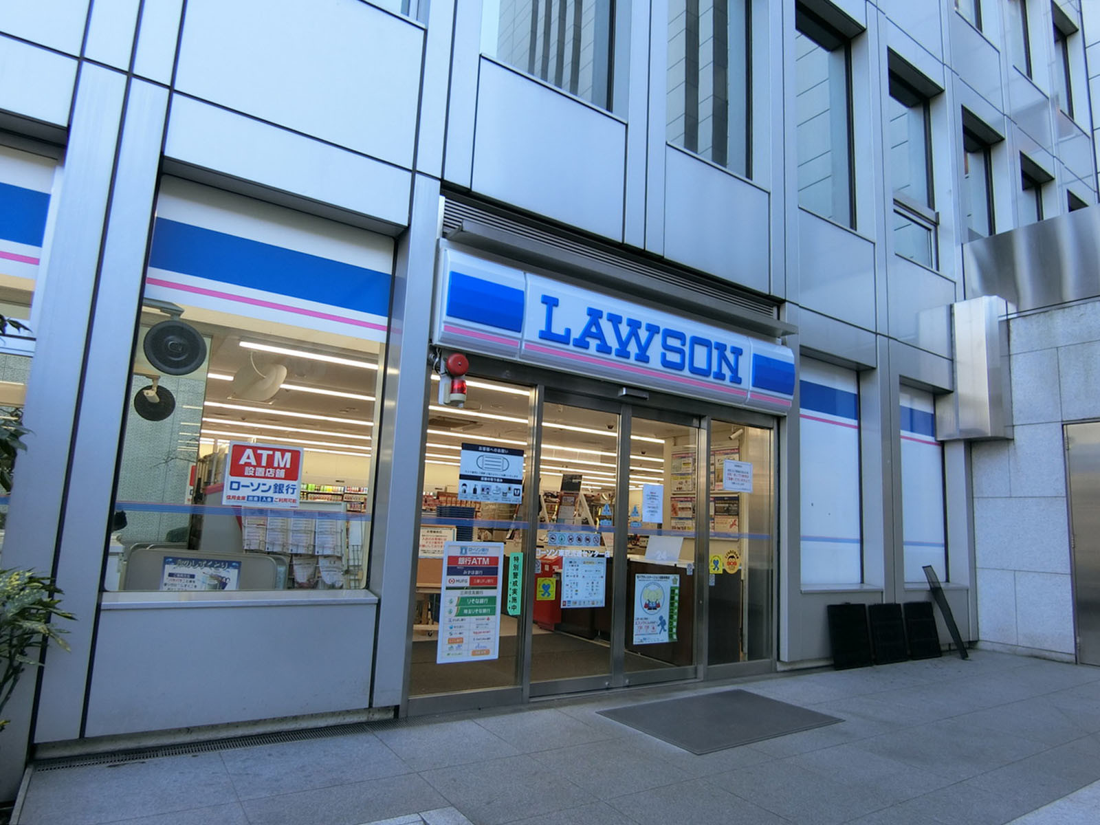 徒歩2分のローソン 東京流通センター店