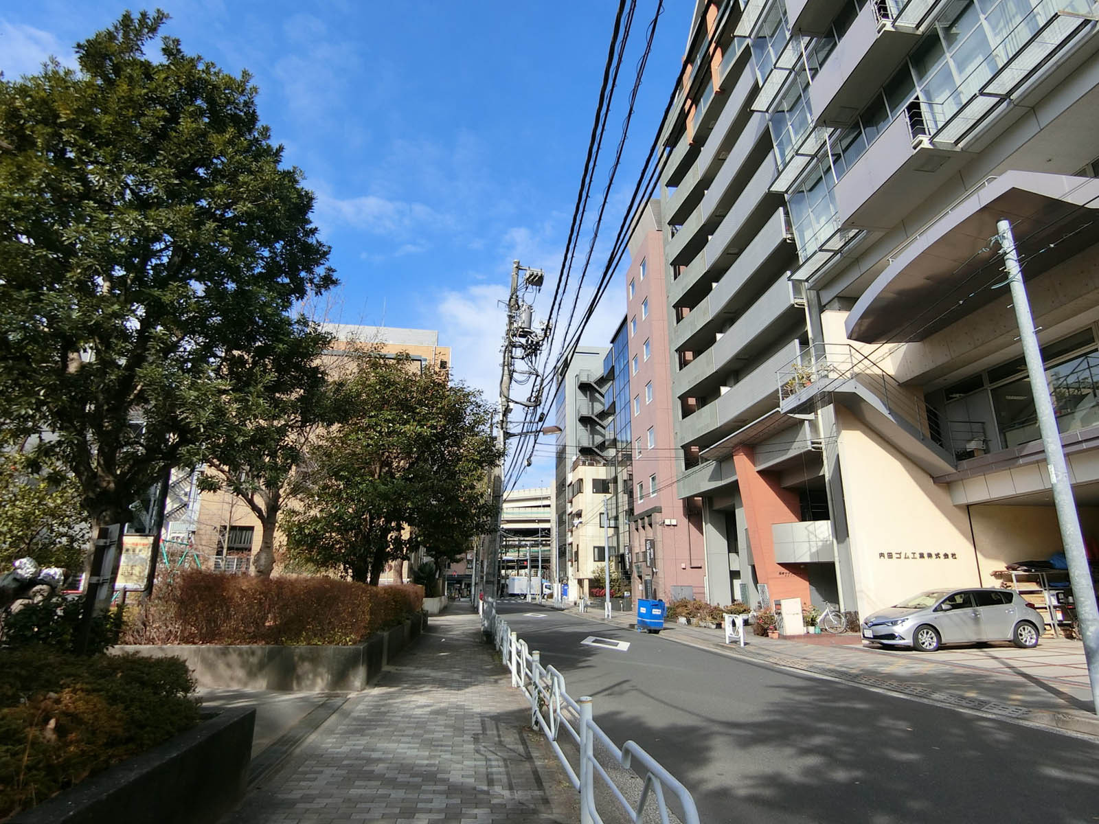 箱崎公園ビル前面の通り