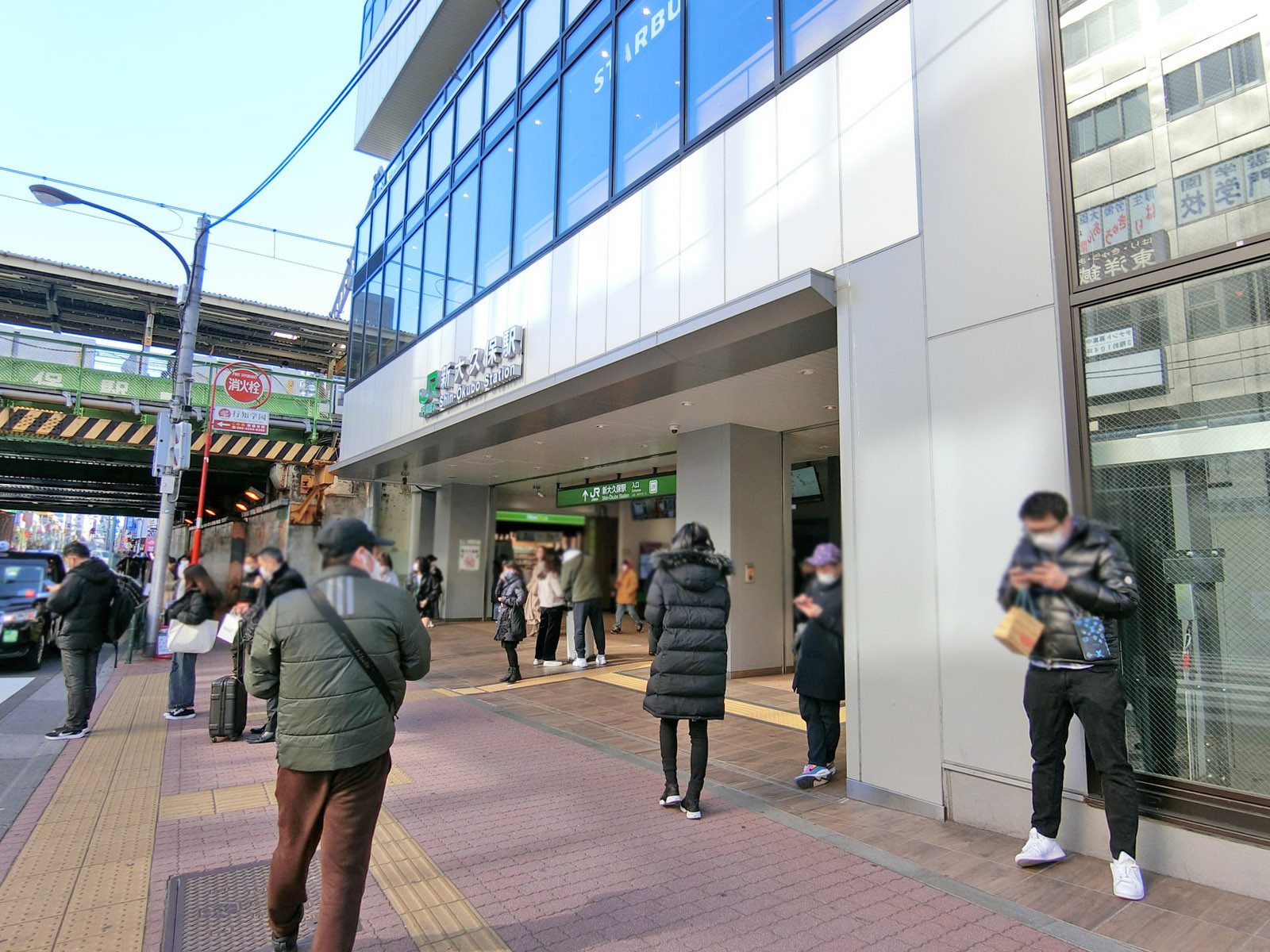 最寄りの「新大久保駅」