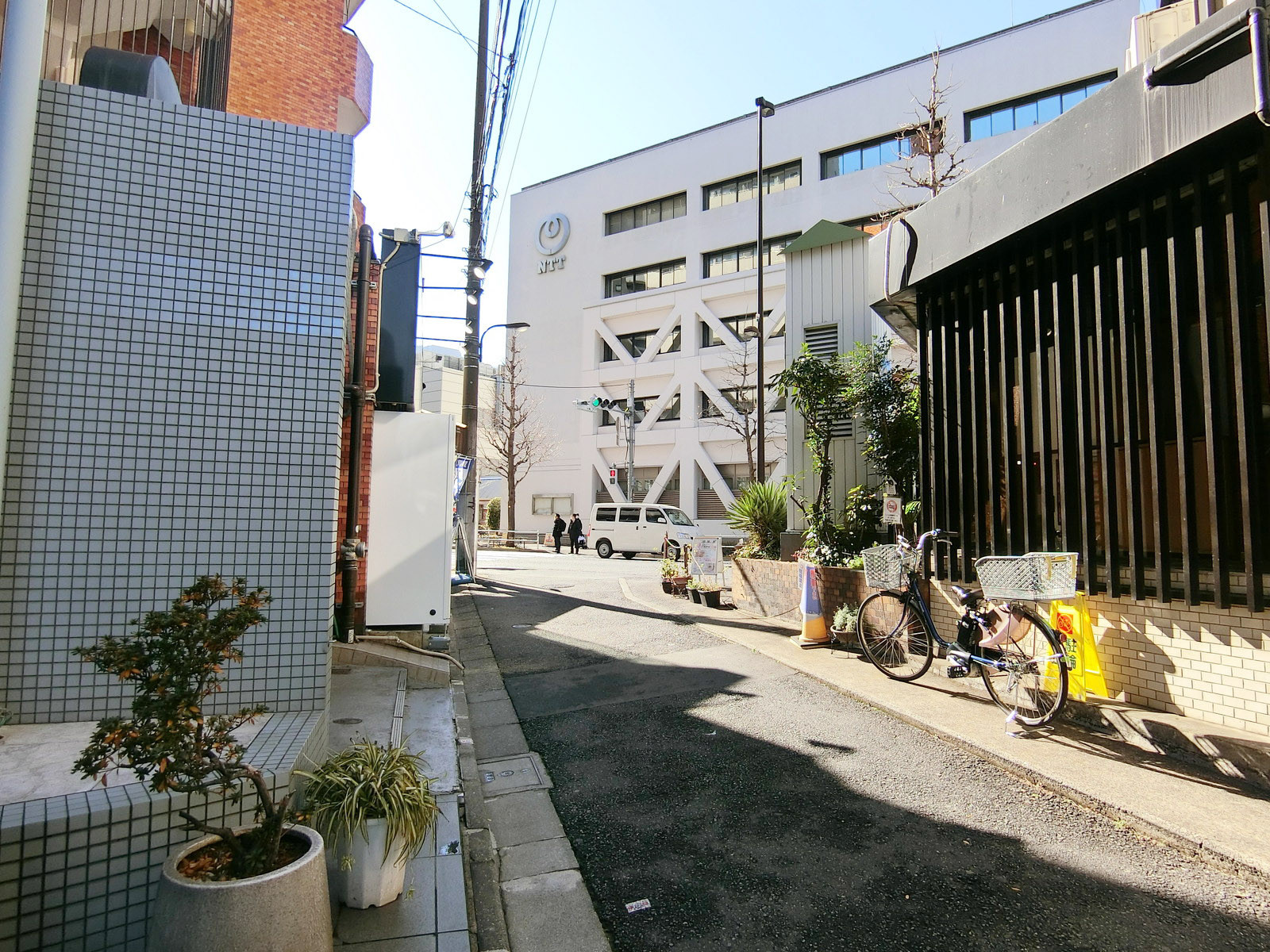 新宿STビル前面の通り