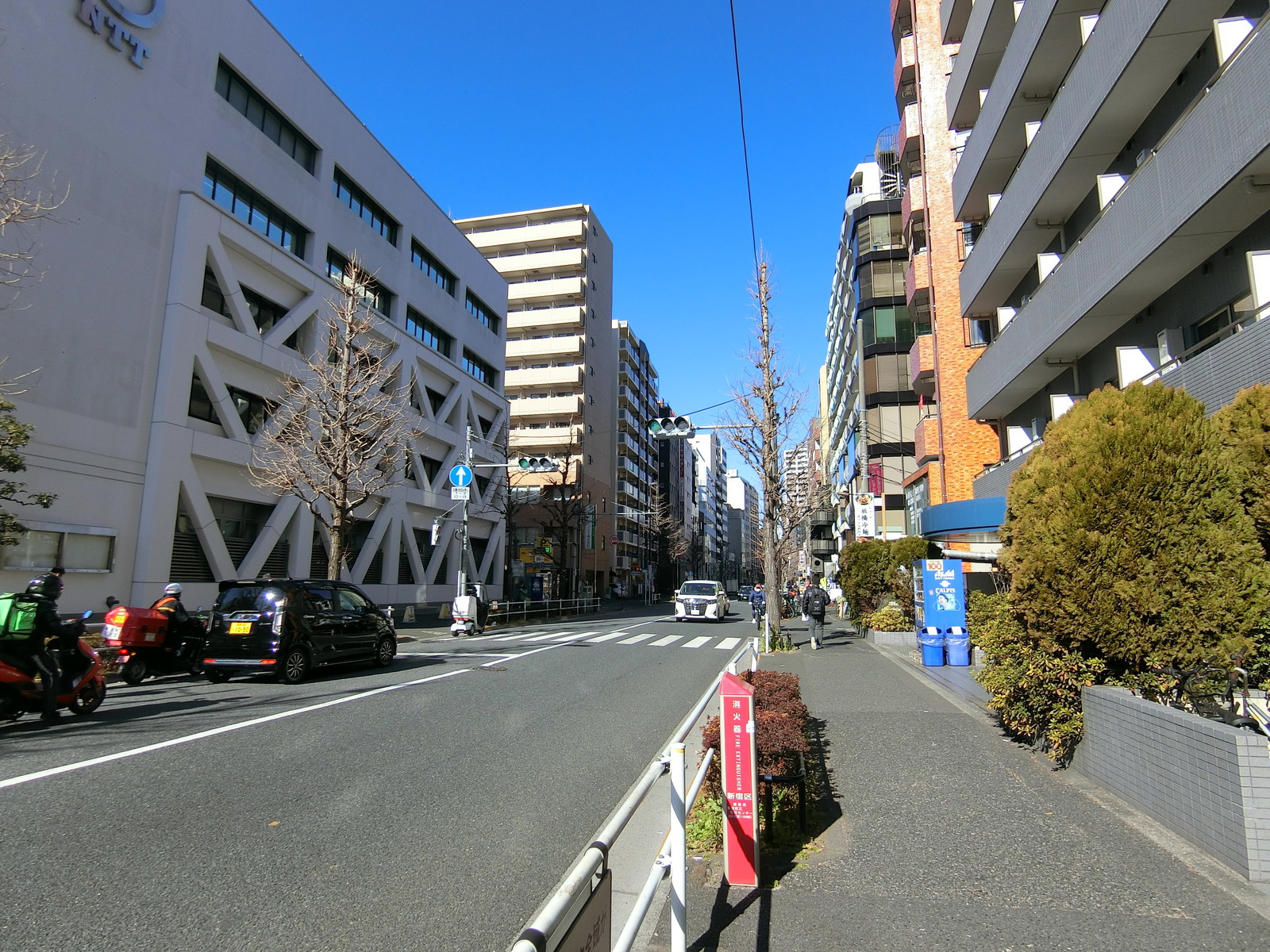 近くの小滝橋通り