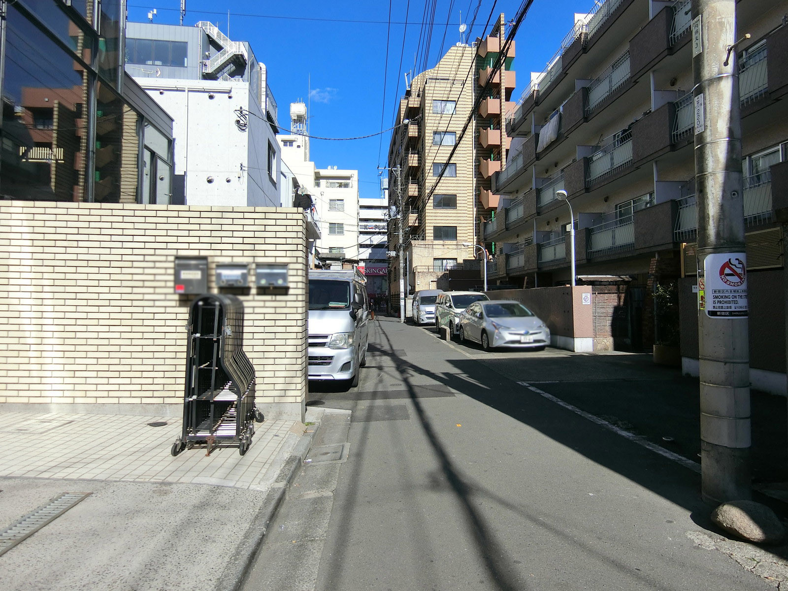 百人町ビル前面の通り