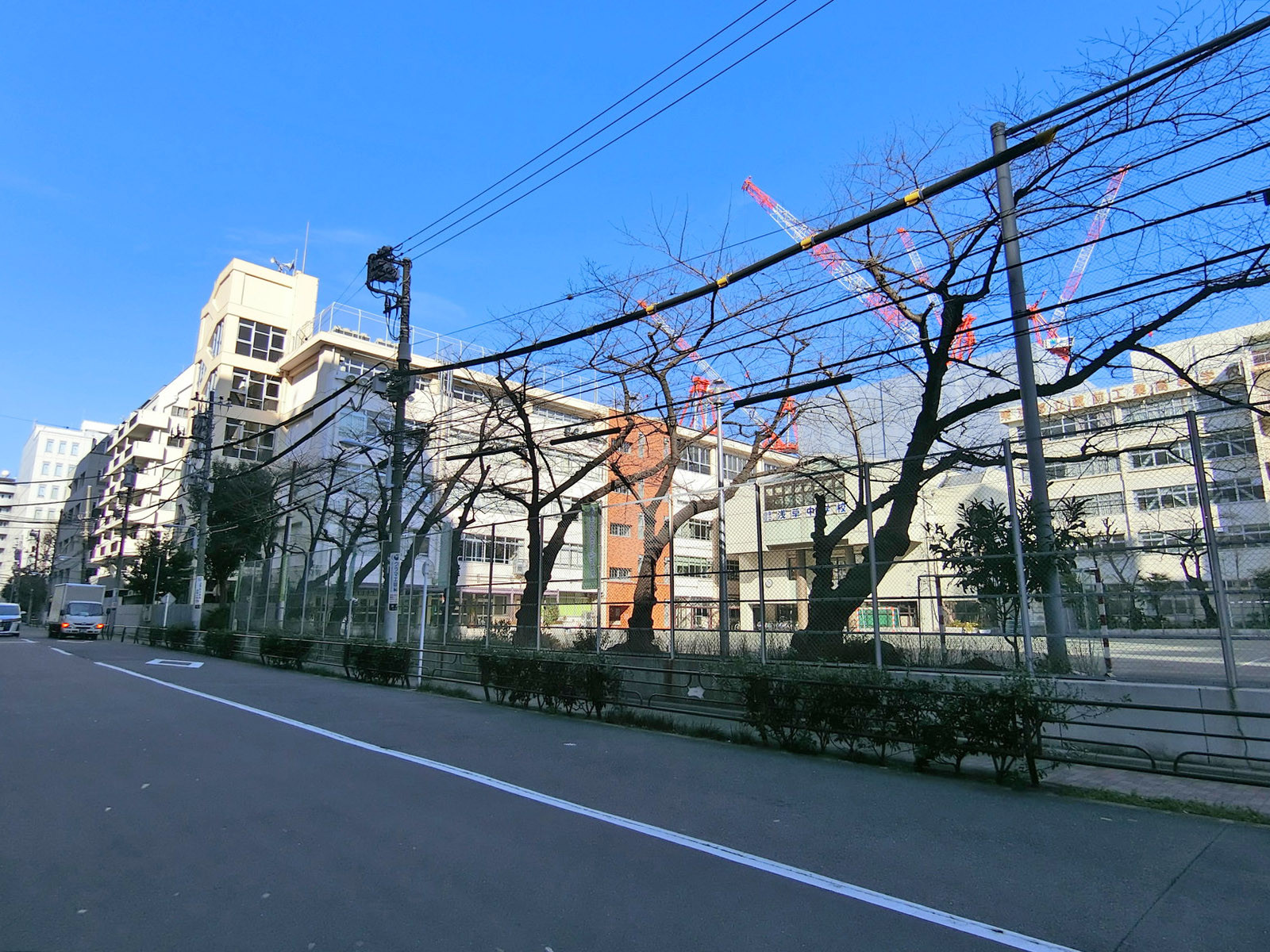 近くの台東区立 浅草中学校