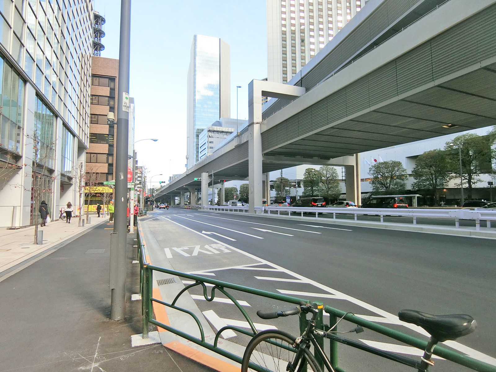 イトーピア六本木前面の六本木通り