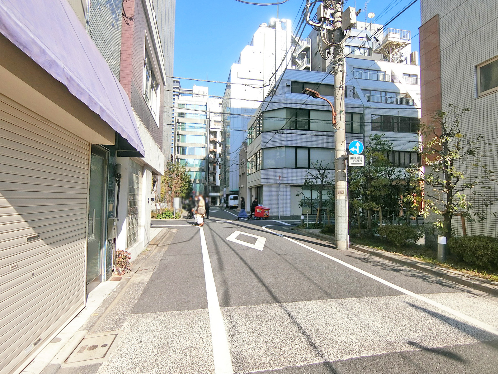 西新橋2丁目ビル前面の通り