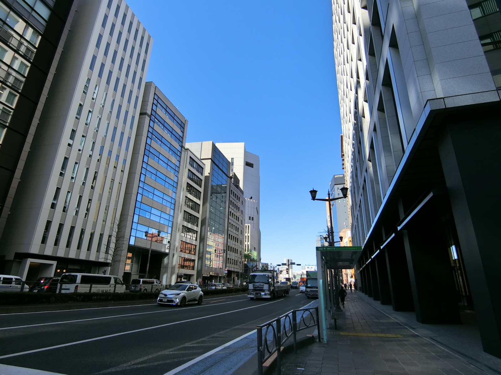 付近の新宿通り