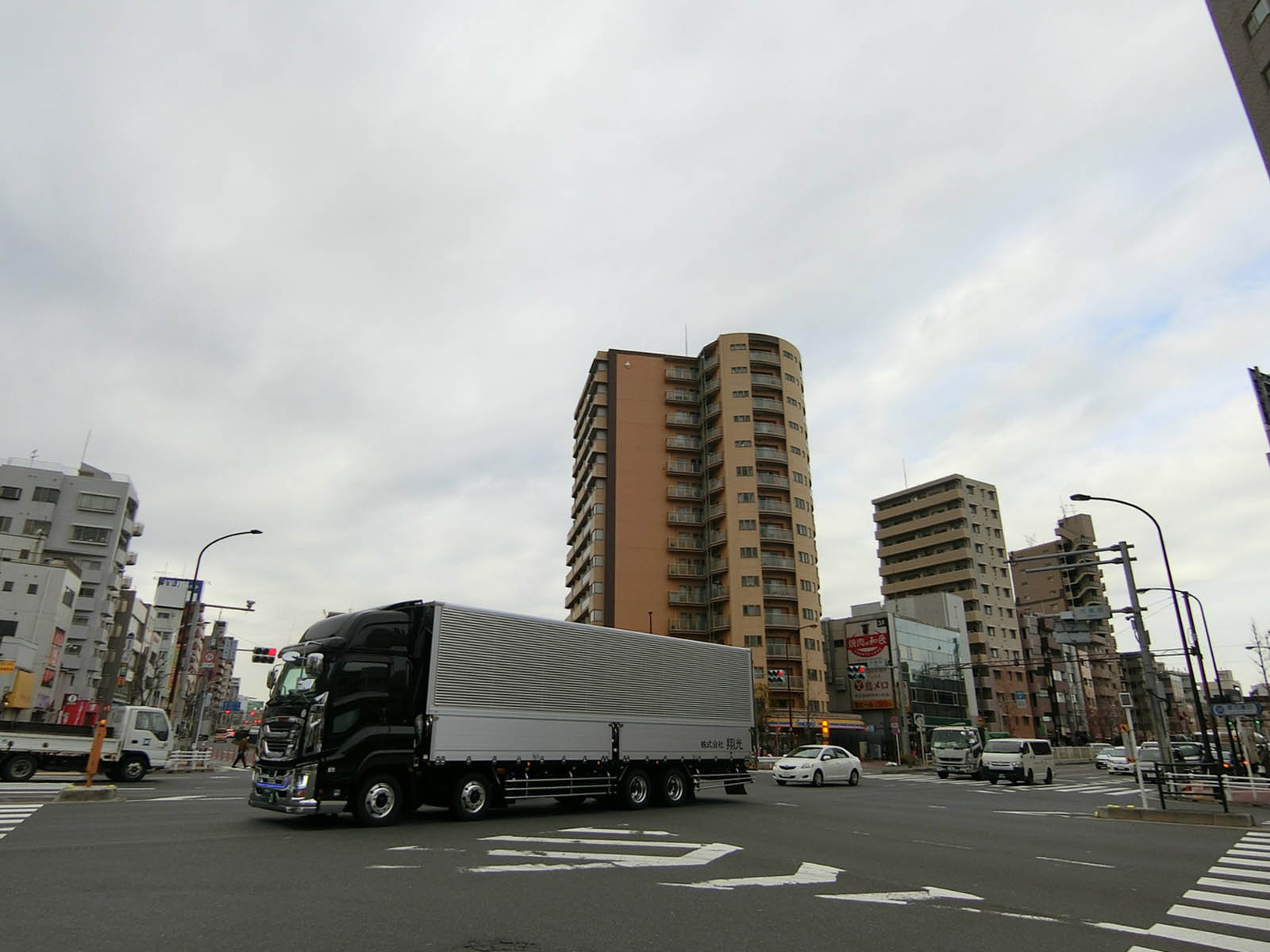 周辺は交通量が多いエリア