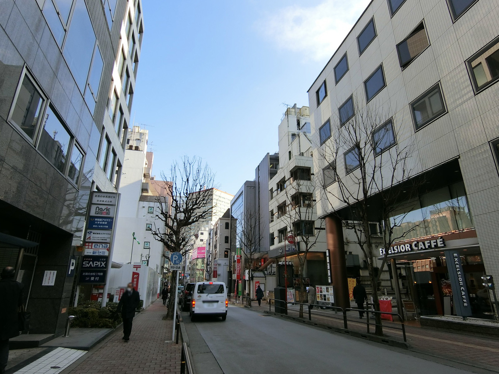 お茶の水ユニオンビル前面の通り