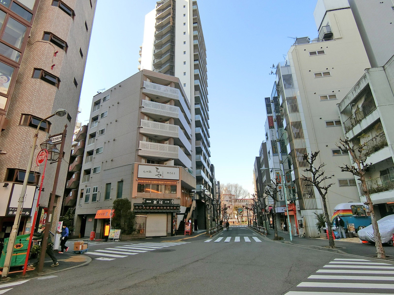 周辺はオフィスや店舗が多いエリア