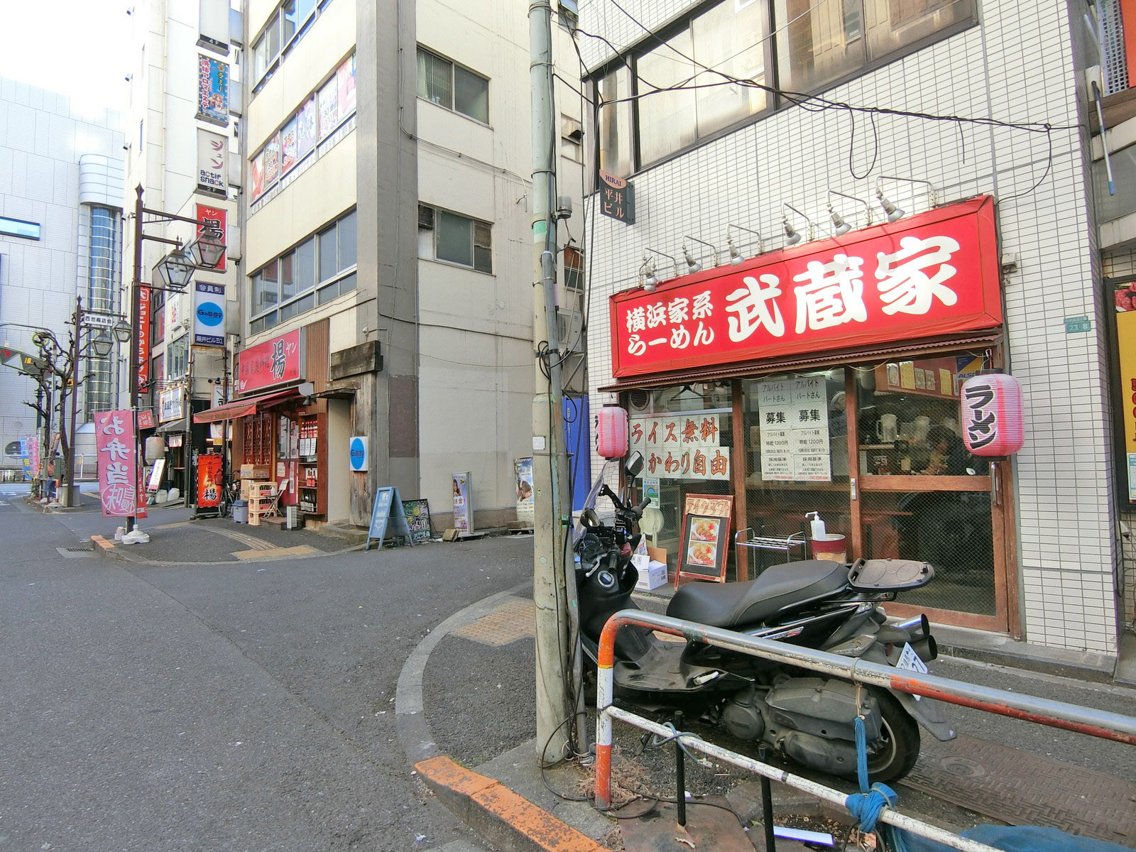 付近には飲食店が充実