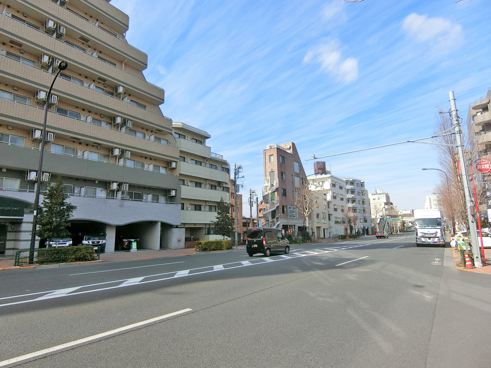 目白通り沿いに立地