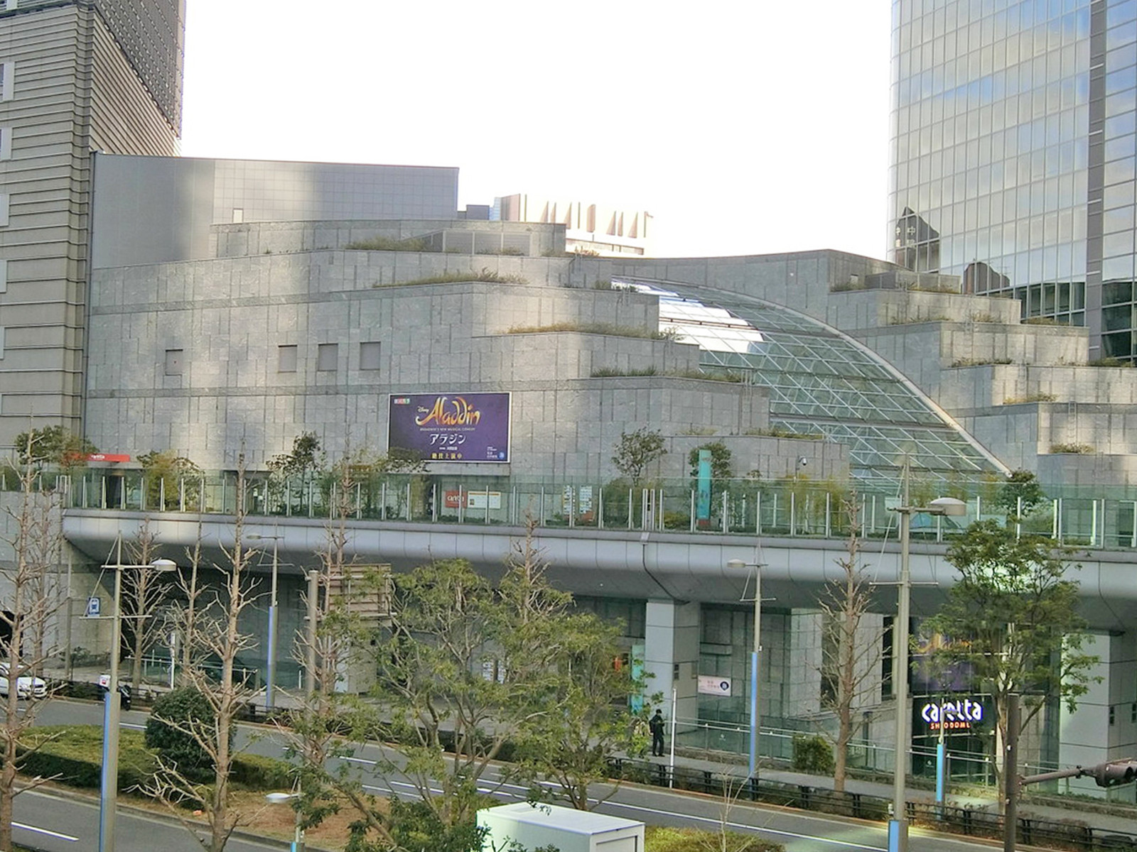 隣の大同生命ミュージカルシアター 電通四季劇場