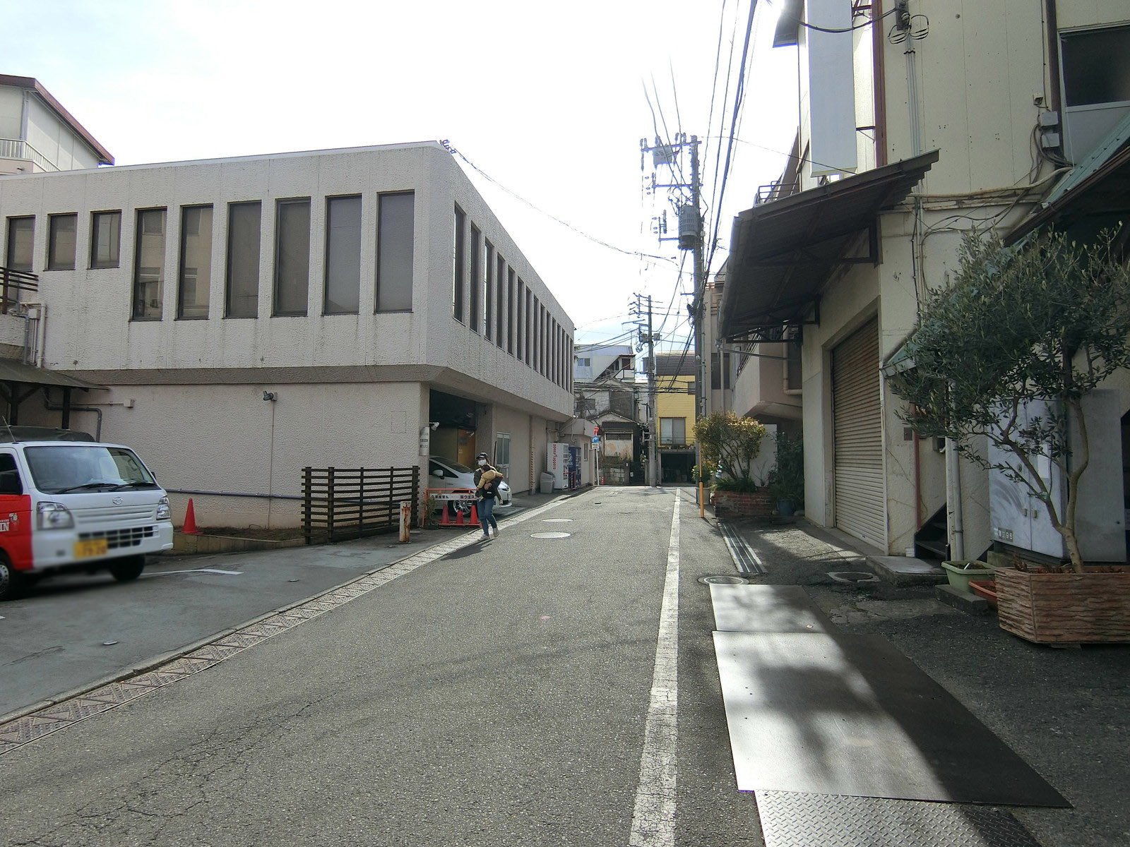 紺清ビル前面の通り