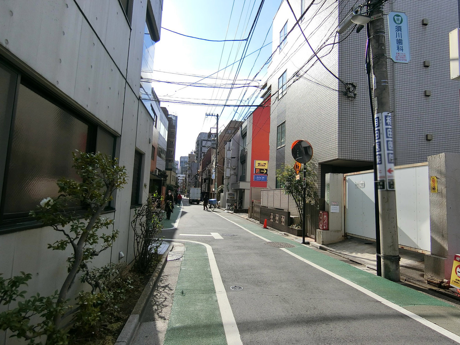 アロニアビル前面の通り