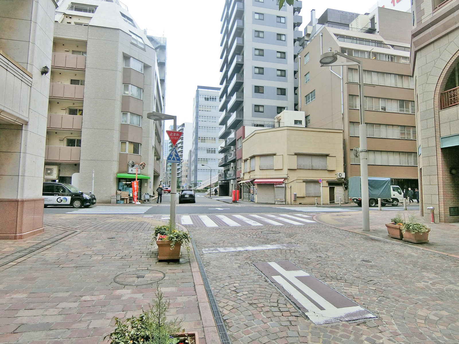 ルーシスビル前面の通り