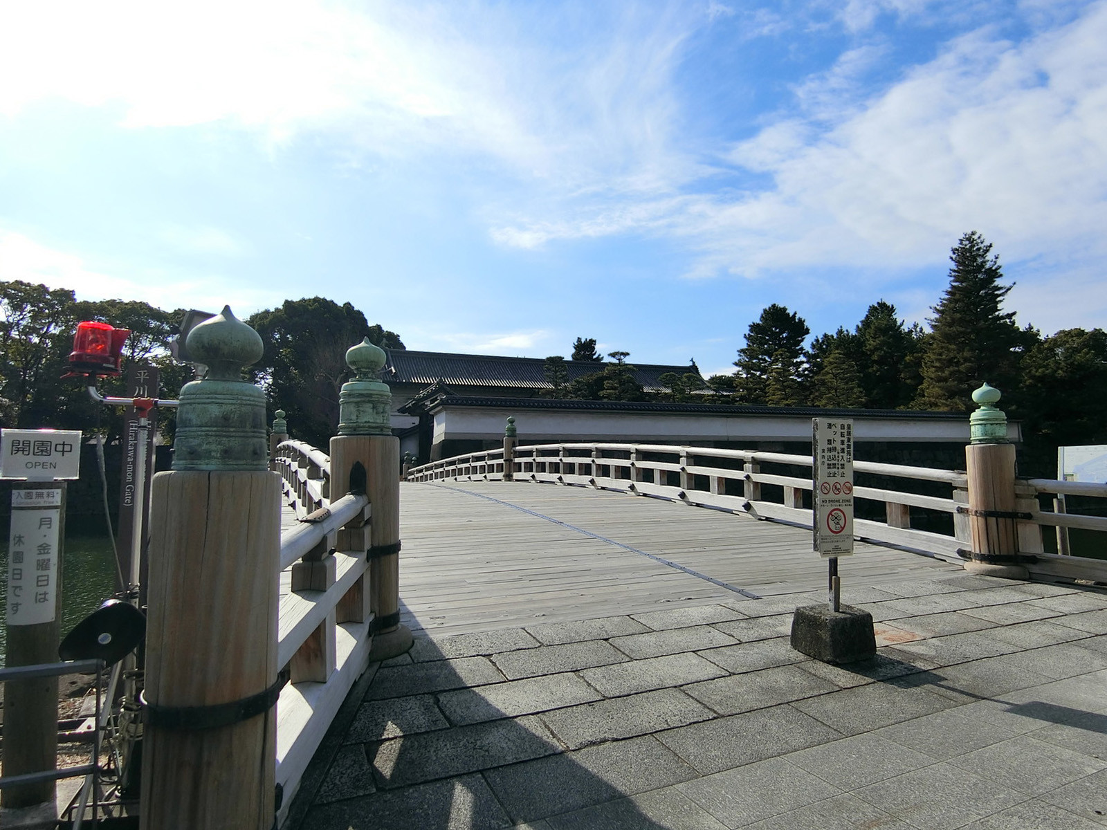 向かいにある平川門