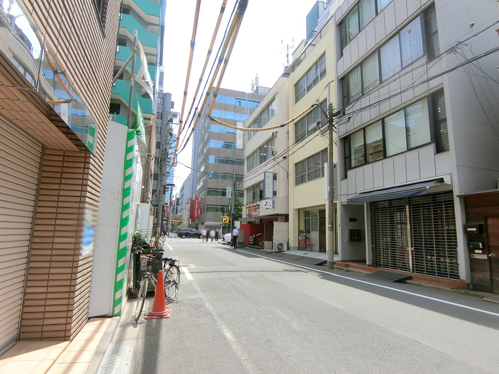 殿塚ビル前面の栄佐亀通り