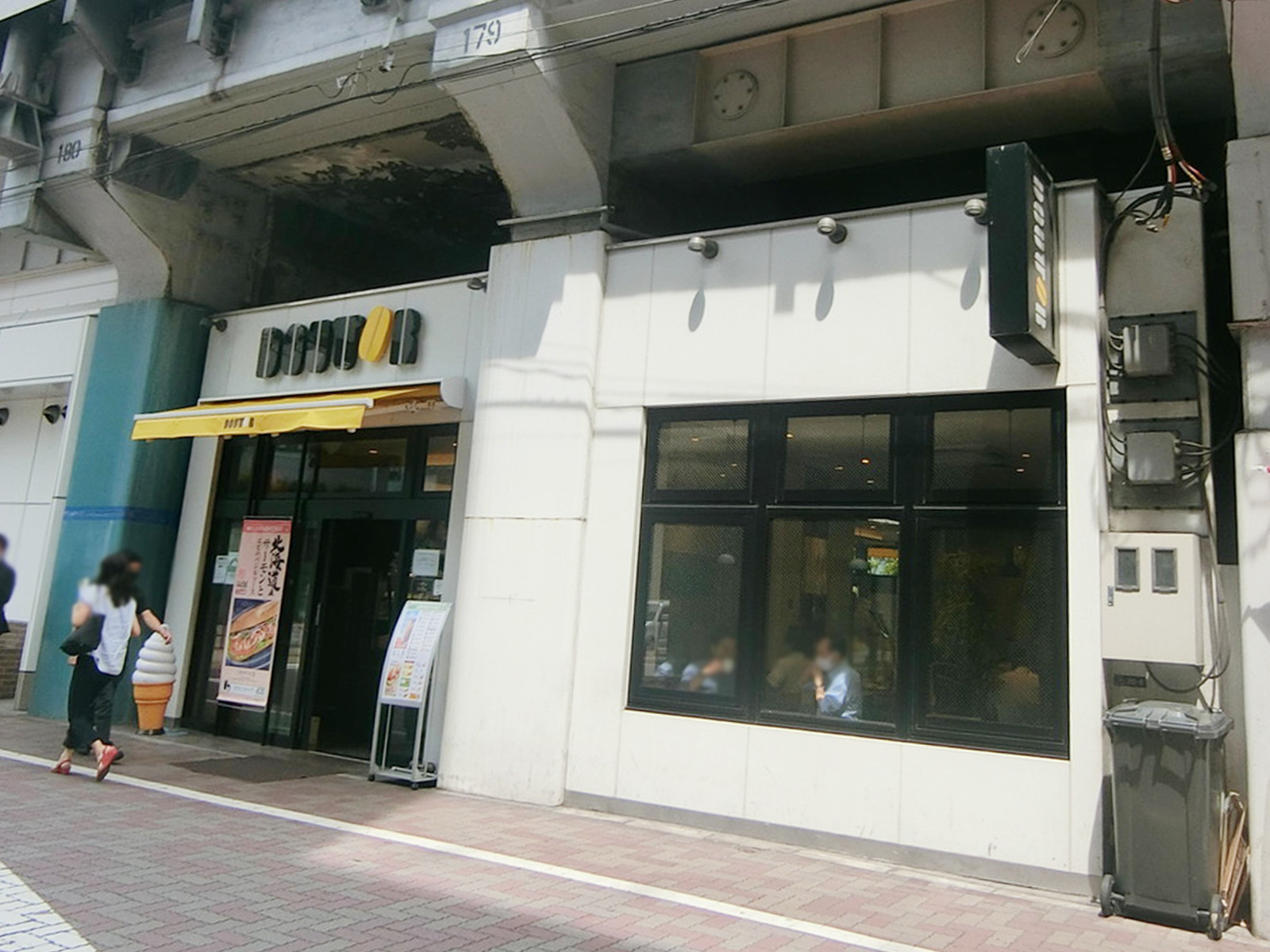 裏方にあるドトールコーヒーショップ