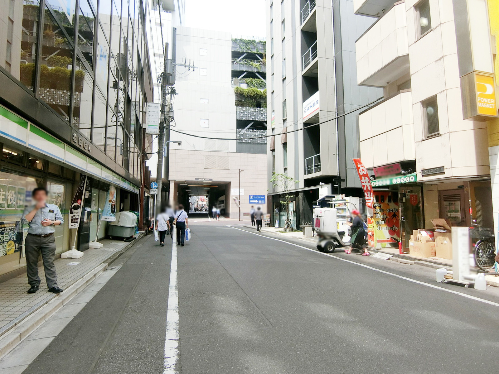 ジイドビル前面の通り