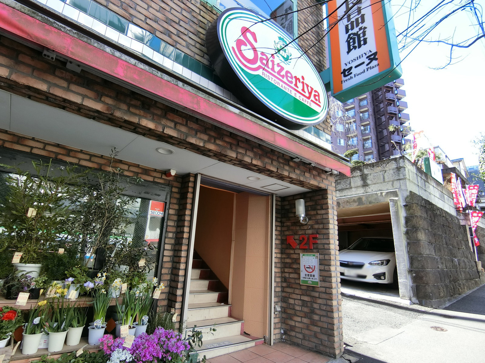 向かいにあるサイゼリヤ牛込柳町店