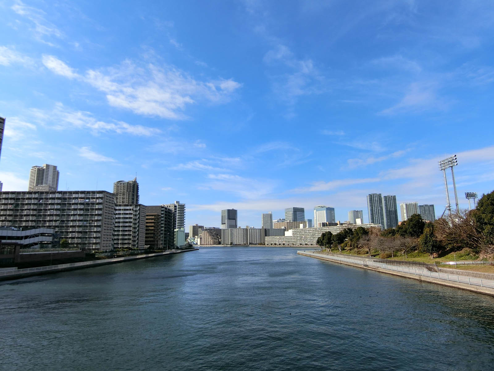 周辺は風通しの良い運河エリア