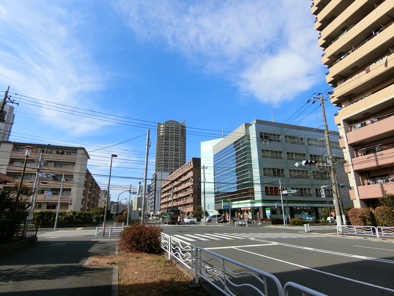 STビル辰巳別館前面の通り